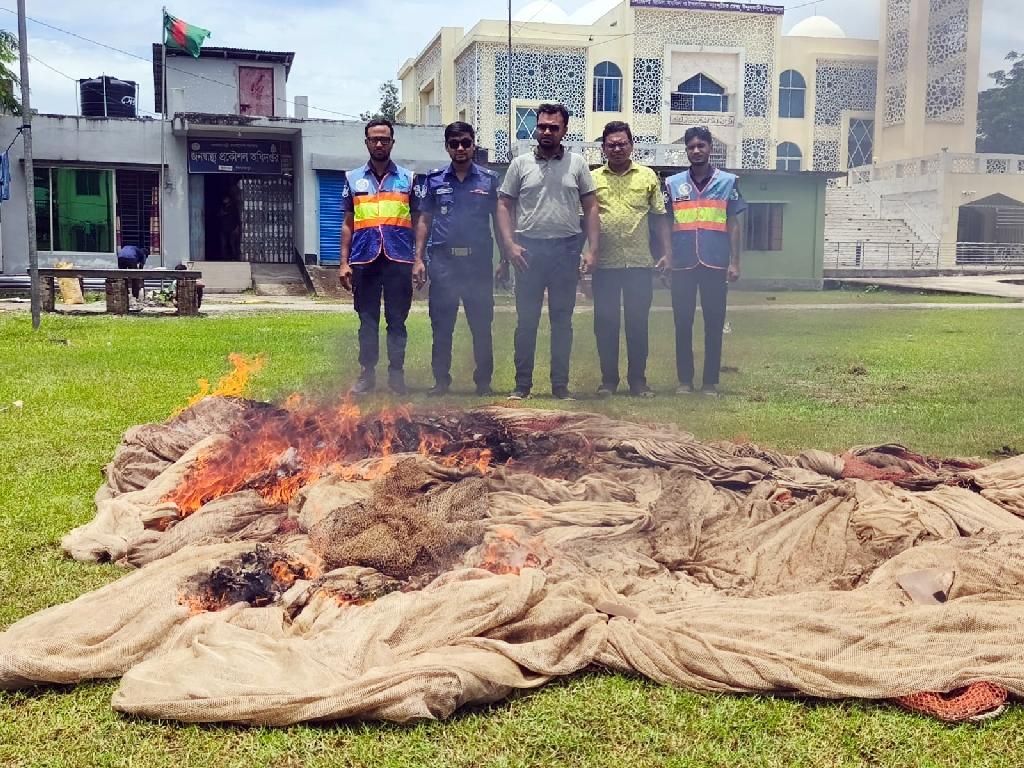 পিরোজপুরে বলেশ্বর নদে যৌথ অভিযানে ৩টি অবৈধ বাঁধা জাল ধ্বংস