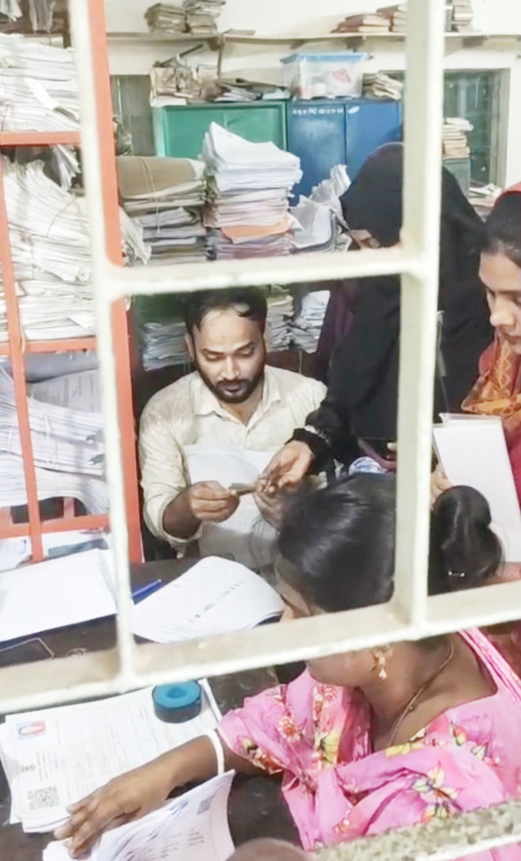 স্বরূপকাঠি সরকারি কলেজে প্রবেশপত্র বিতরণে অর্থ আদায়ের অভিযোগ