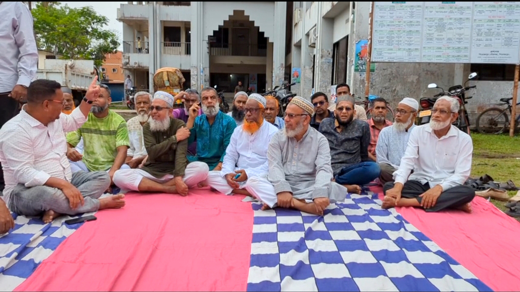 পিরোজপুরে পানিসংকট সমাধানে পৌরসভার সামনে অবস্থান