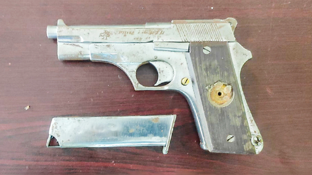 রাজশাহীতে পুকুর পাড় থেকে পিস্তল উদ্ধার