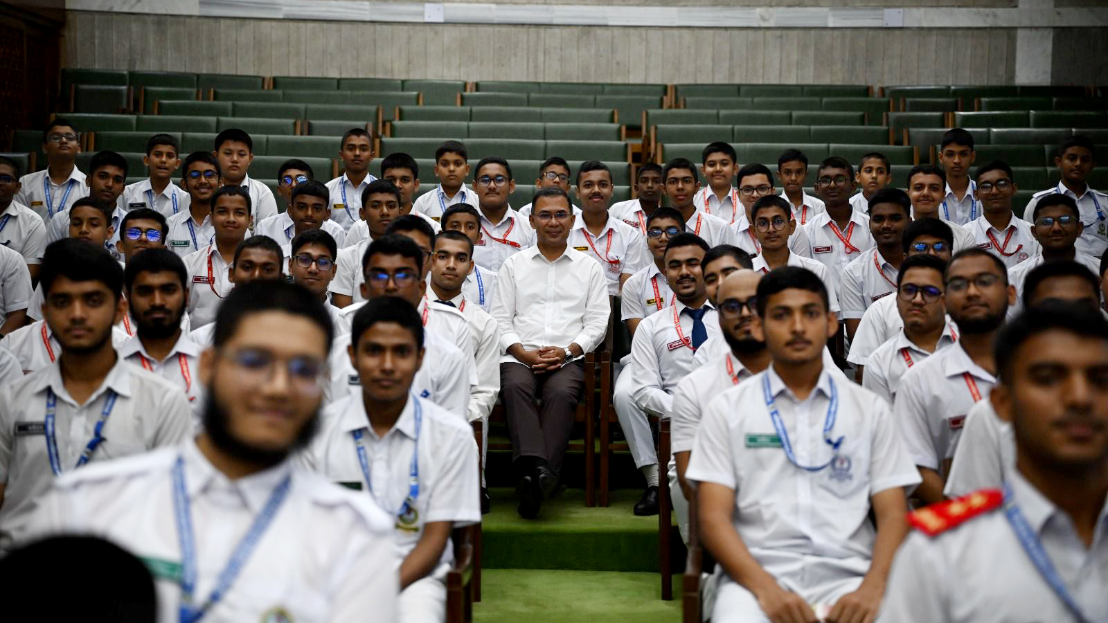 সংসদ ভবন পরিদর্শনে আসা শিক্ষার্থীদের সঙ্গে প্রধানমন্ত্রীর শুভেচ্ছা বিনিময়