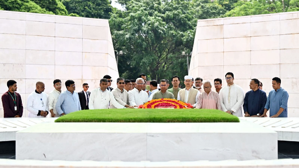 বাবা-মায়ের কবরের পাশে প্রধানমন্ত্রী