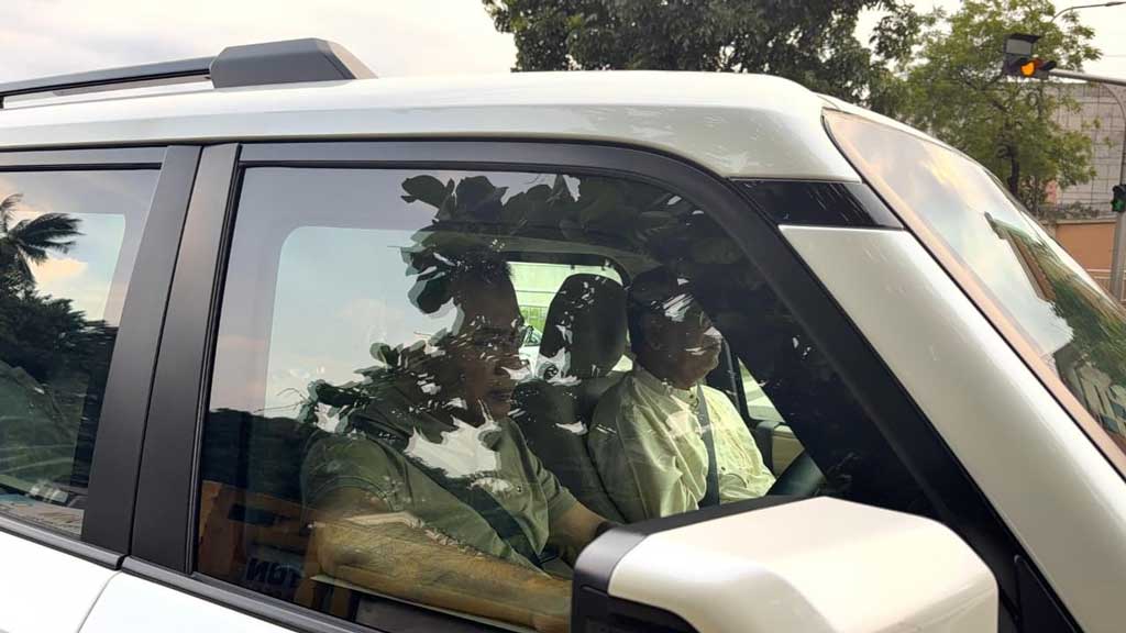 রাজধানীর কোরবানির বর্জ্য অপসারণ কার্যক্রম পরিদর্শনে প্রধানমন্ত্রী, নিজেই চালালেন গাড়ি