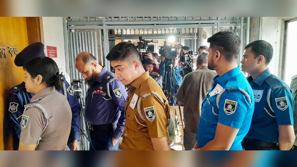 নতুন পোশাকে মাঠে নেমেছে পুলিশ