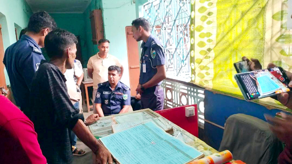 পাবনায় আবাসিক হোটেল থেকে নারীর গলাকাটা লাশ উদ্ধার