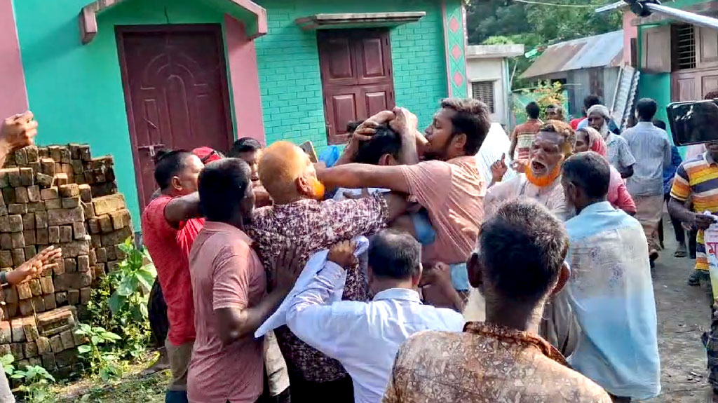 হত্যা মামলার তদন্তকারী পুলিশ কর্মকর্তার মাথা ফাটালেন ক্ষুব্ধ জনতা