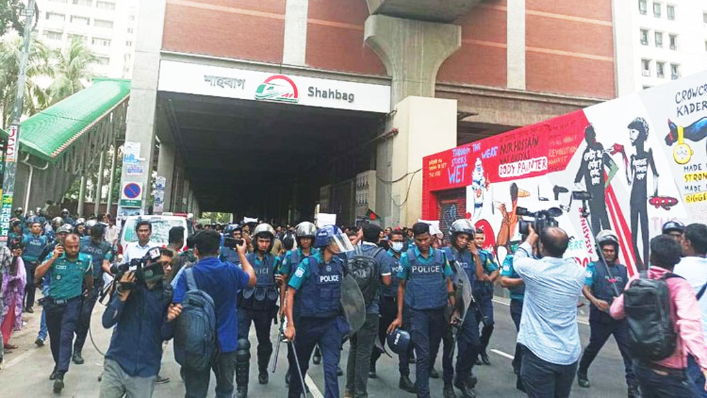 শিক্ষার্থীর মুখ চেপে ধরা ডিসি মাসুদের ছবিটি এআই দিয়ে তৈরি, দাবি ডিএমপির