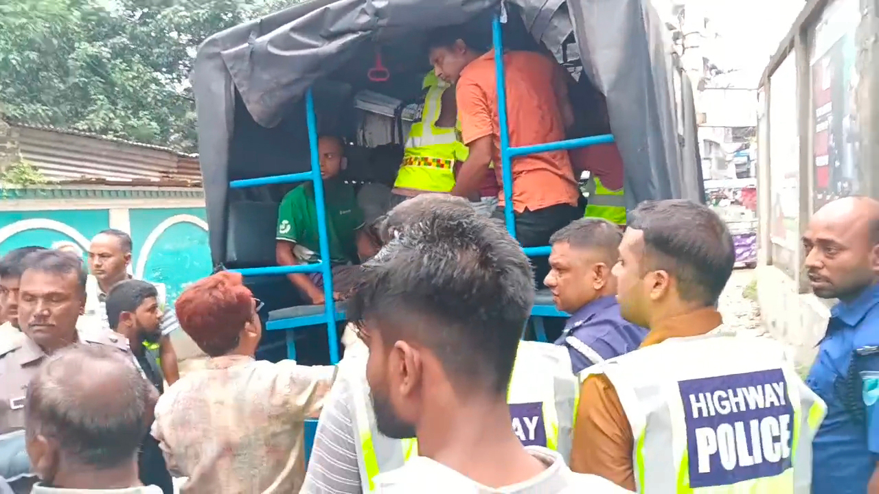 ব্যাটারিচালিত অটোরিকশা বন্ধে অভিযান, পুলিশের ওপর হামলার অভিযোগ