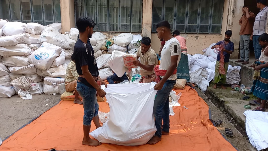 মাদারীপুরে জব্দ করা ১০ হাজার কেজি পলিথিন নিলামে বিক্রি