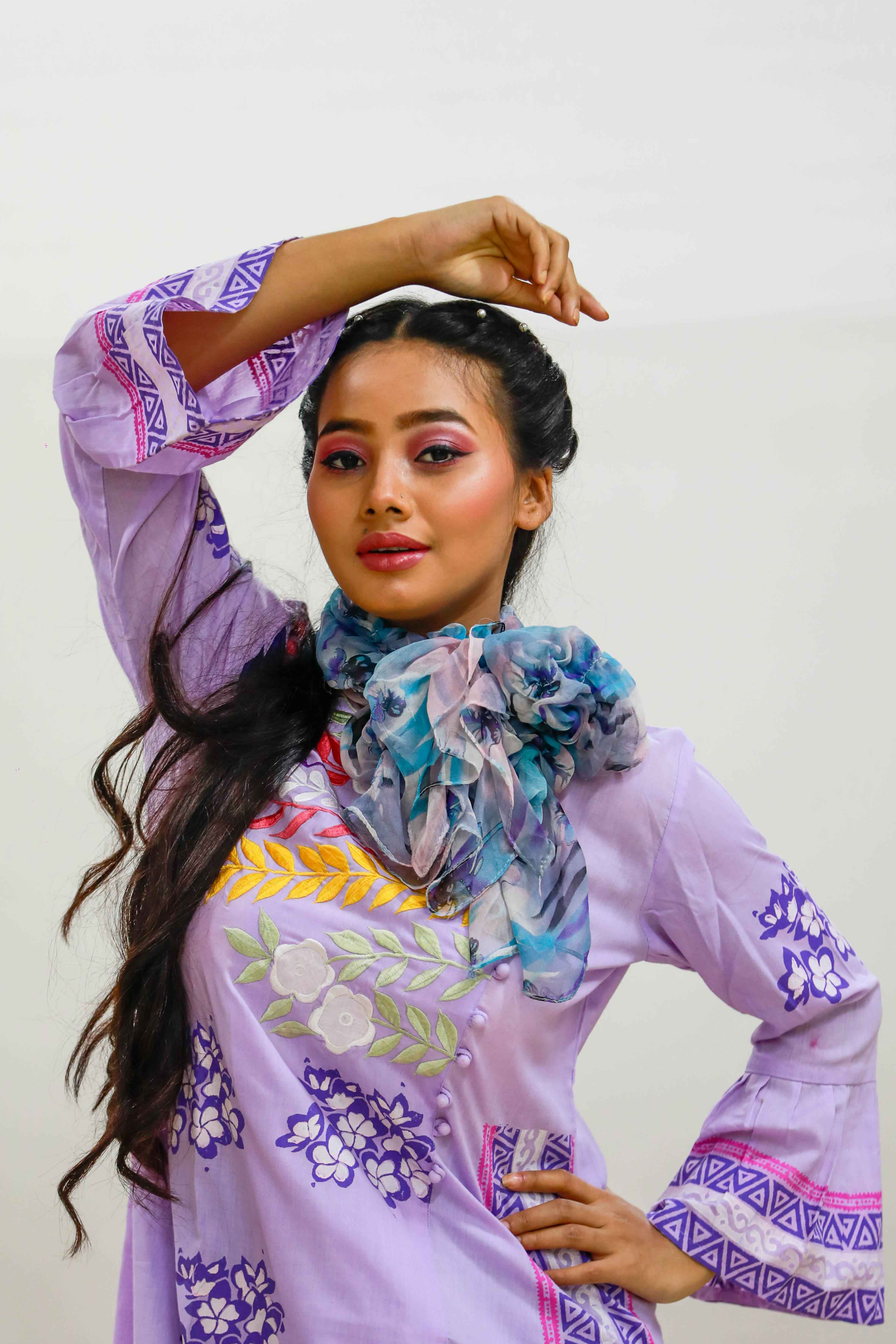 গরম আর ঘোরাঘুরির কথা মনে রেখে ষষ্ঠীর মেকআপ হওয়া উচিত একদম হালকা এবং ন্যাচারাল। মডেল: প্রীতি, পোশাক: অন ক্লাউড নাইন অ্যান্ড হাফ, মেকআপ: নিউ রেড বিউটি স্যালন, ছবি: হাসান রাজা
