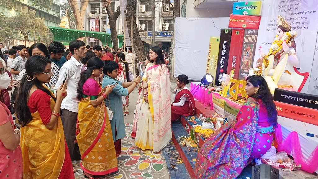 উৎসবমুখর পরিবেশে জবিতে উদ্যাপিত হচ্ছে সরস্বতীপূজা