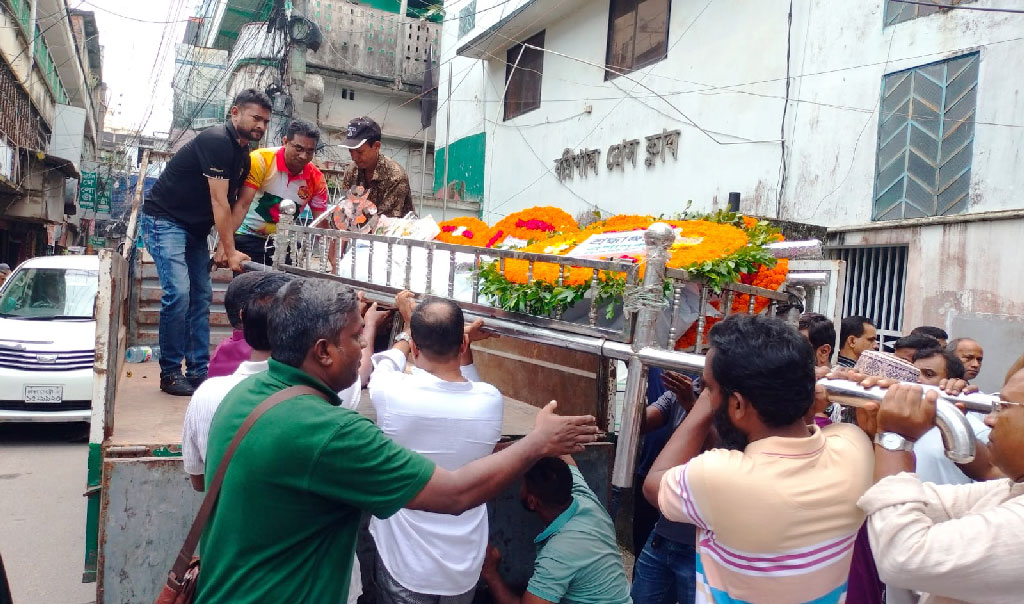বরিশালে সাংবাদিক পুলক চ্যাটার্জির অন্ত্যেষ্টিক্রিয়া সম্পন্ন