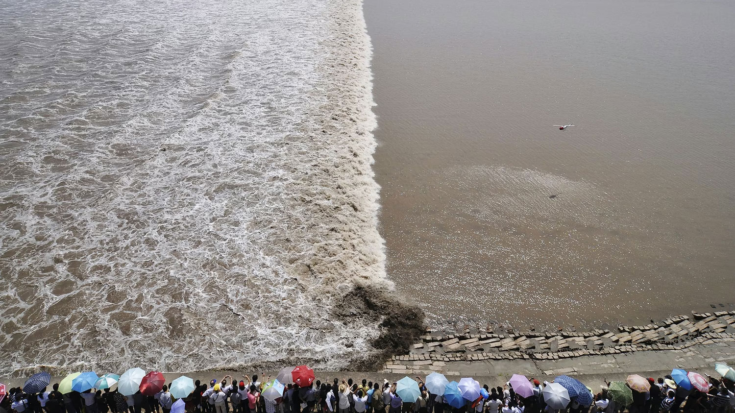 উল্টো দিকে বয়ে চলে চীনের এই নদী
