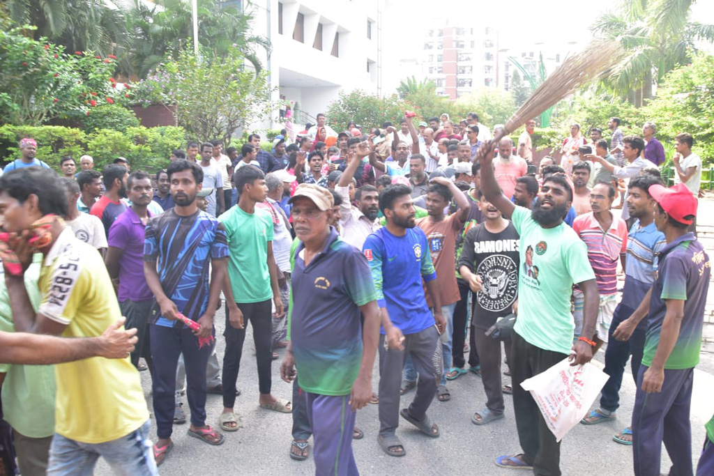 বেতন কম দেওয়ায় কর্মচারীদের বিক্ষোভ