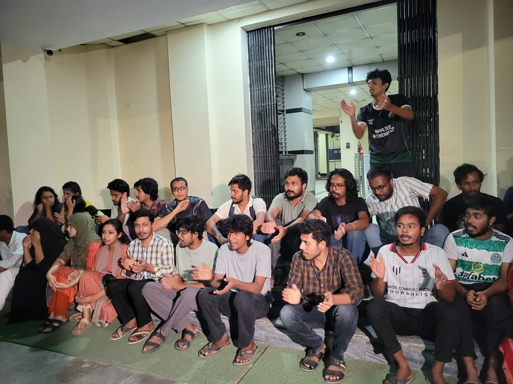 সাংবাদিকদের ওপর হামলায় জড়িতদের গ্রেপ্তারের দাবিতে অবস্থান কর্মসূচি