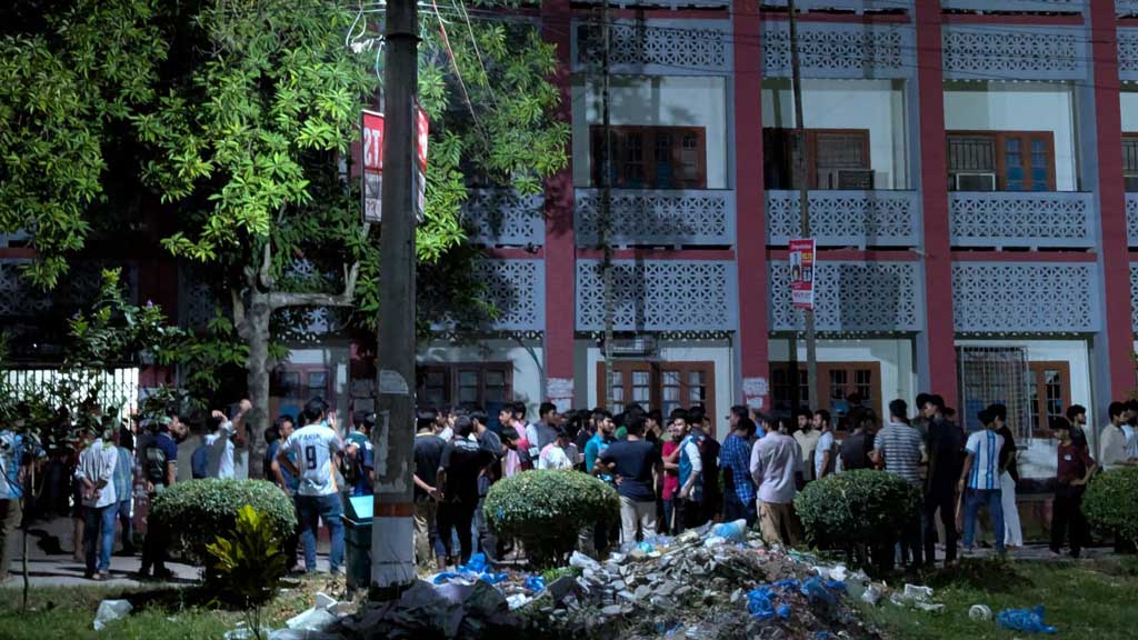 রাবির দুই বিভাগের শিক্ষার্থীদের মধ্যে দফায় দফায় সংঘর্ষ, আহত ৪