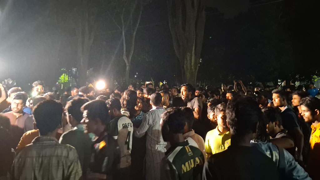 রাবিতে পোষ্য কোটা পুনর্বহালের প্রতিবাদে উপাচার্যের বাসভবন ঘেরাও