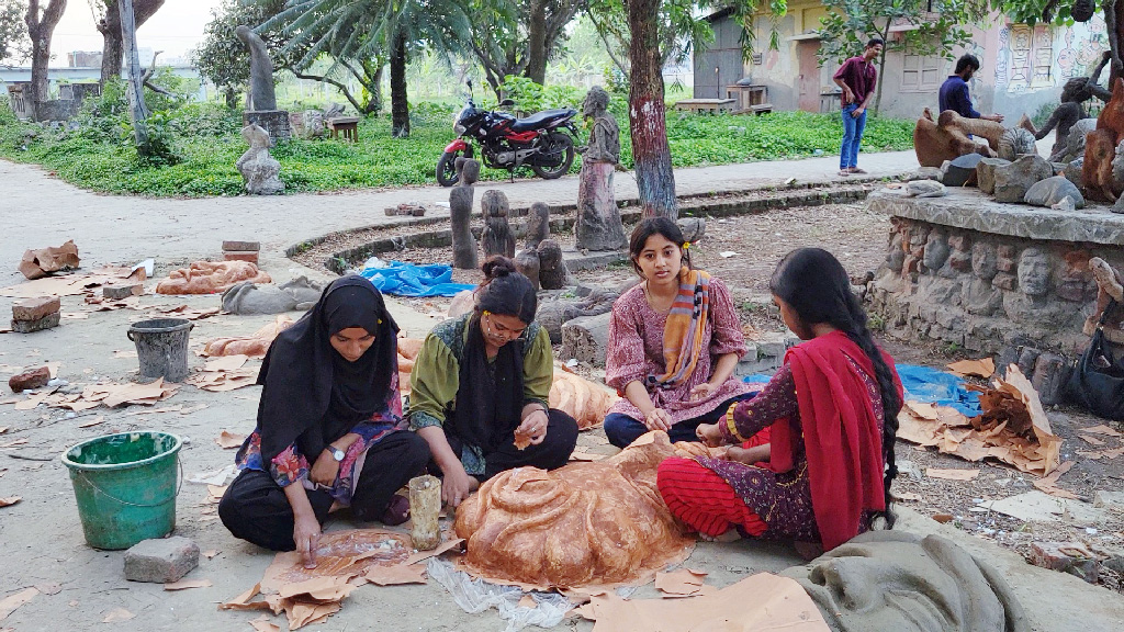 নতুন বছরকে বরণে ব্যস্ত রাজশাহী বিশ্ববিদ্যালয়ের শিক্ষার্থীরা। ছবি: আজকের পত্রিকা