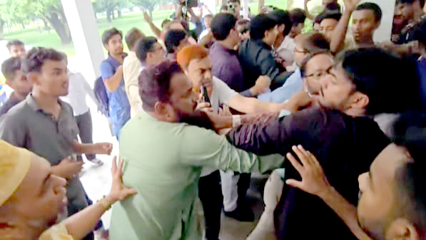 রাজশাহী বিশ্ববিদ্যালয়ে শিক্ষক ও শিক্ষার্থীদের মধ্যে হাতাহাতি। ছবি: আজকের পত্রিকা