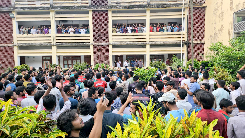 রাজশাহী বিশ্ববিদ্যালয়ে শিক্ষক ও শিক্ষার্থীদের মধ্যে হাতাহাতি। ছবি: আজকের পত্রিকা