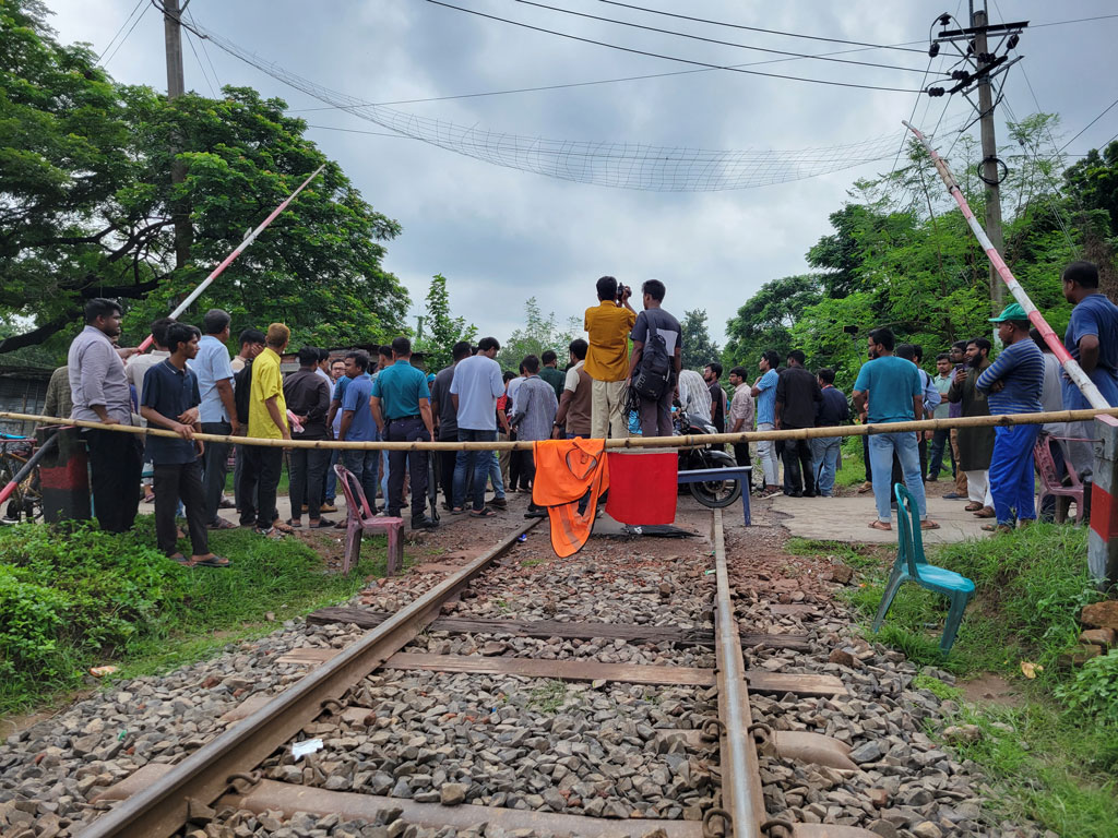 শিক্ষার্থীকে মারধরের অভিযোগে রাবিতে রেলপথ অবরোধ, রাজশাহীর সঙ্গে রেল যোগাযোগ বন্ধ