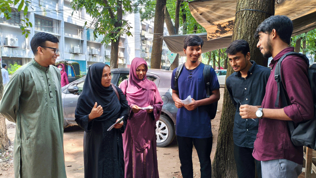 রাকসু নির্বাচনে আচরণবিধি লঙ্ঘন করে ছেলের প্রচারণায় অংশ নিলেন মা