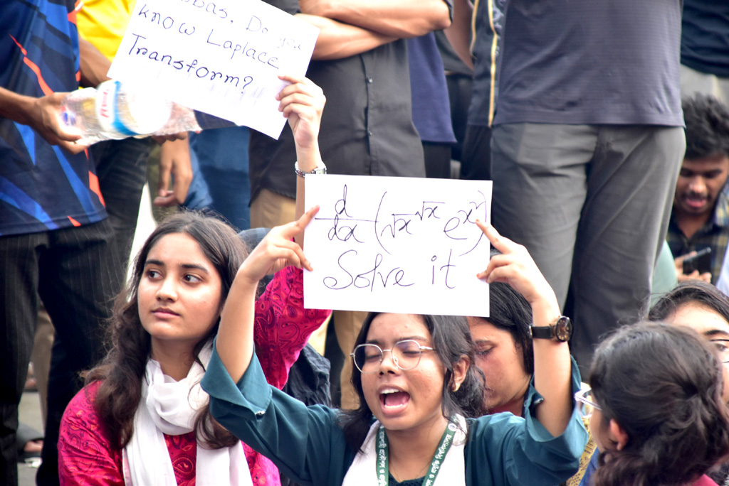 রাজশাহীতে প্রকৌশল শিক্ষার্থীদের মহাসড়ক অবরোধ