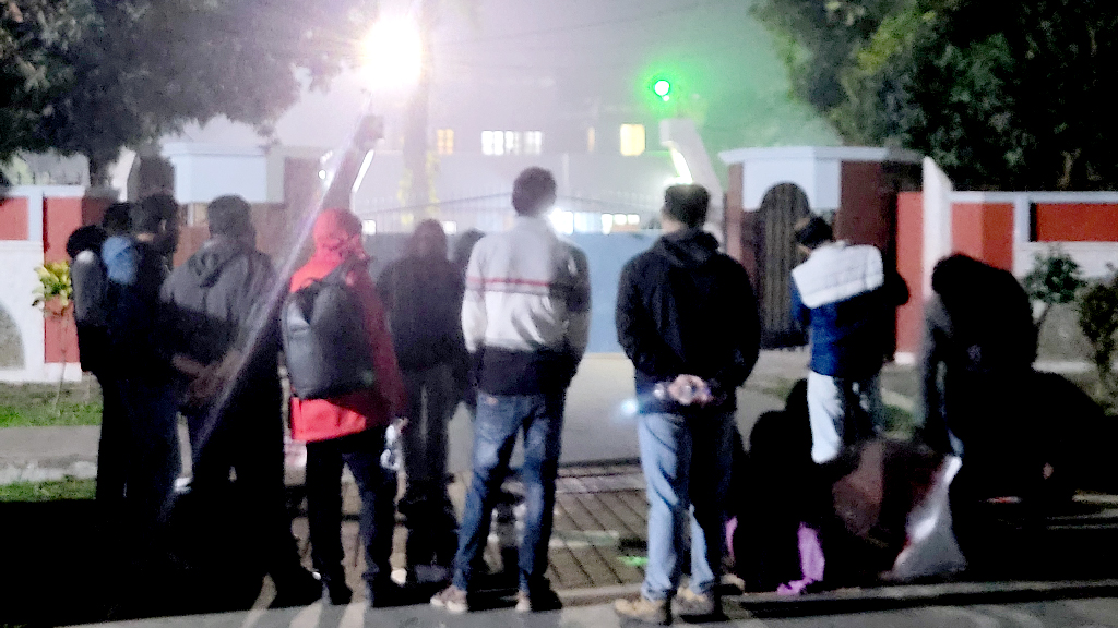 রাবিতে চলছে সিন্ডিকেট সভা, তিন দাবিতে উপাচার্যের বাসভবনের সামনে শিক্ষার্থীদের অবস্থান