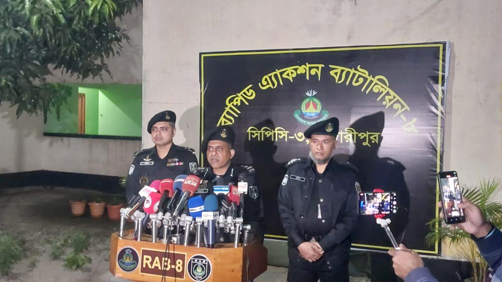 শরীয়তপুরে ব্যবসায়ীর শরীরে পেট্রল ঢেলে আগুনে পুড়িয়ে হত্যা, গ্রেপ্তার ৩