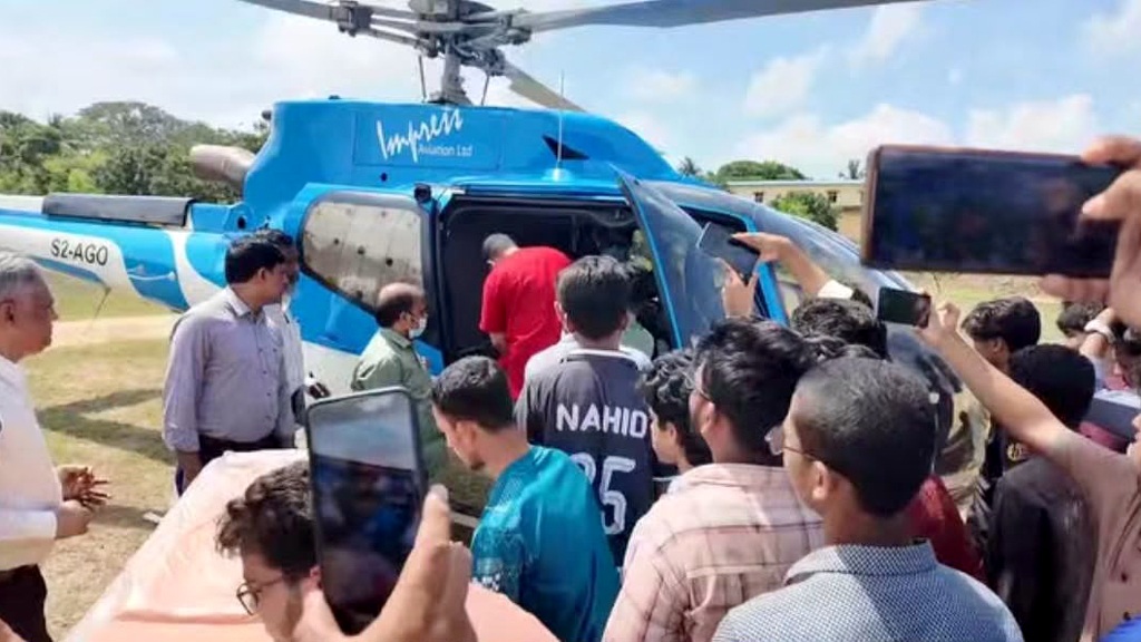 সংকটাপন্ন রাবি শিক্ষার্থীকে এয়ার অ্যাম্বুলেন্সে ঢাকায় পাঠাল প্রশাসন