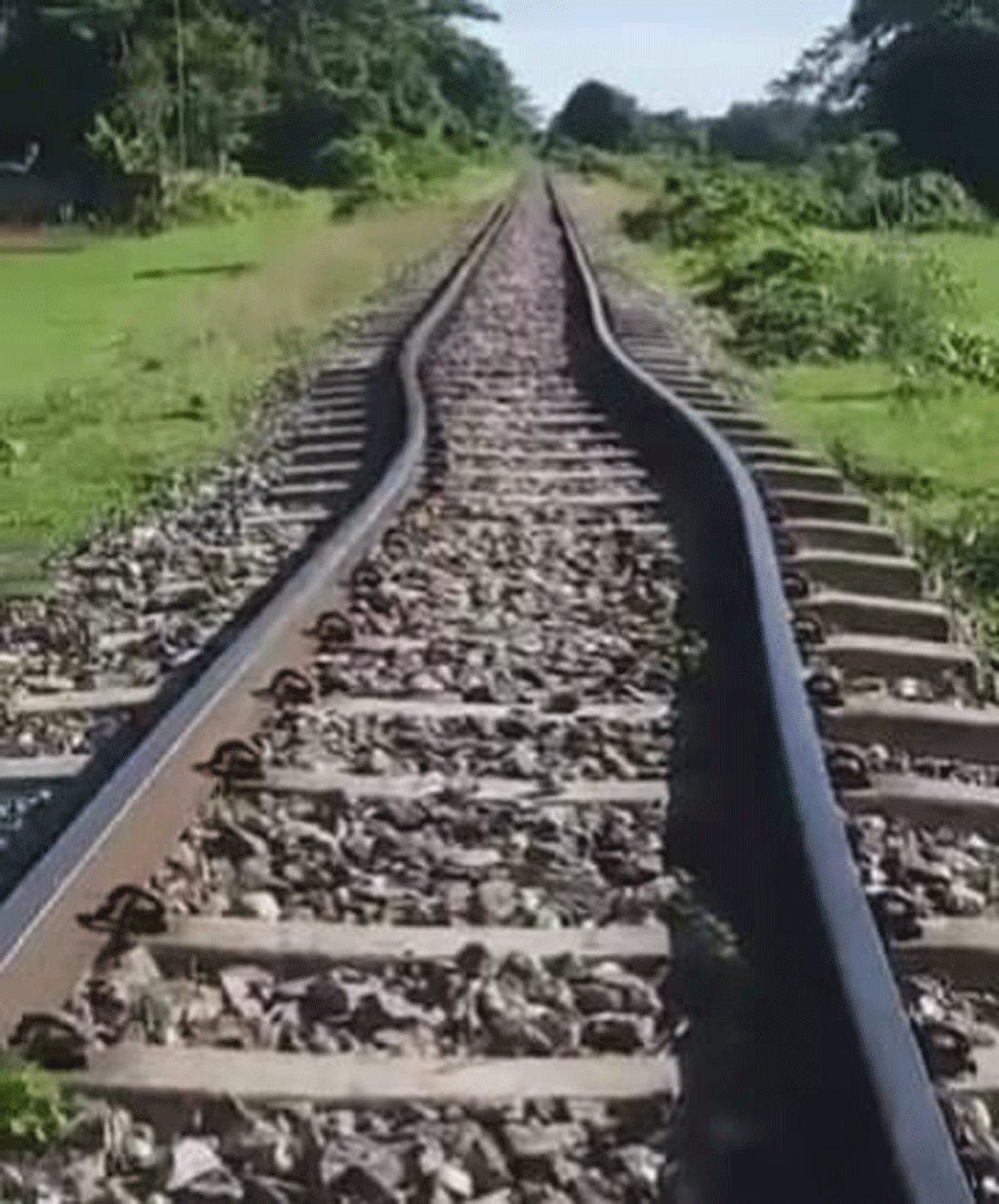 কুলাউড়ায় তীব্র গরমে বেঁকে যায় রেললাইন