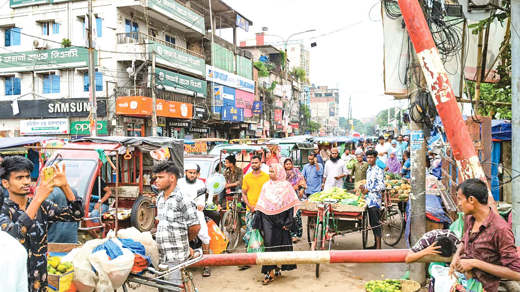 লেভেল ক্রসিংয়ে ভুগছে নগরবাসী