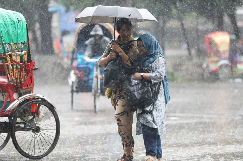 আজ দুপুরে ঢাকার টিএসসি এলাকায় হঠাৎ নেমে আসে মুষলধারে বৃষ্টি, মুহূর্তেই বদলে দেয় চিরচেনা দৃশ্য। ছবি: জাহিদুল ইসলাম