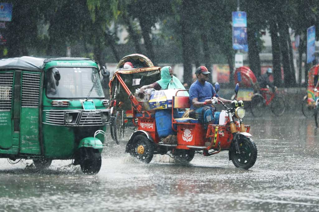 আজ দুপুরে ঢাকার টিএসসি এলাকায় হঠাৎ নেমে আসে মুষলধারে বৃষ্টি, মুহূর্তেই বদলে দেয় চিরচেনা দৃশ্য। ছবি: জাহিদুল ইসলাম