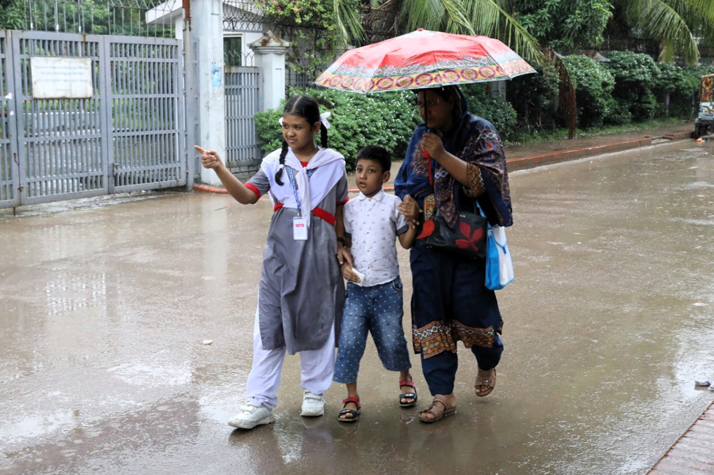 সারা দিনের বৃষ্টিতে শিক্ষার্থীদেরও পড়তে হয় দুর্ভোগে। মুগদা এলাকায় তোলা। ছবি: মেহেদী হাসান