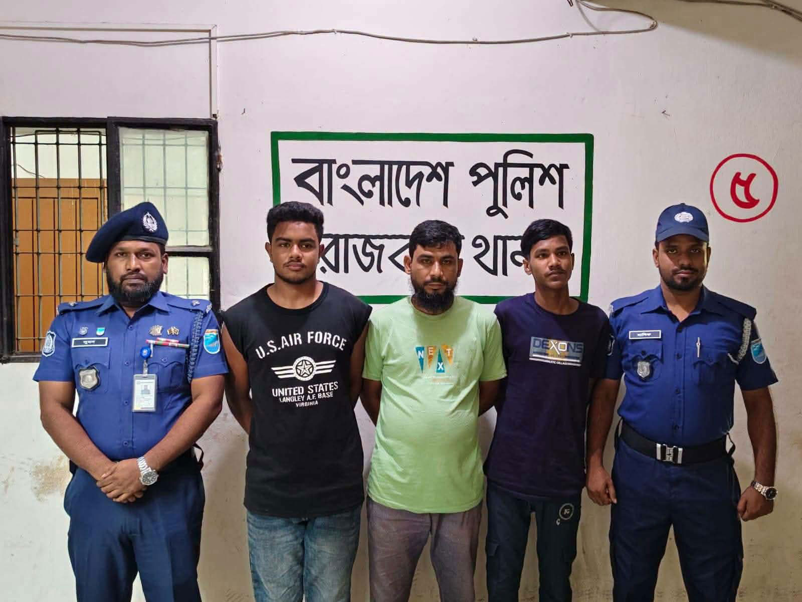 রাজবাড়ীতে পুলিশের সামনে নারী উদ্যোক্তাকে মারধর, ৩ যুবক গ্রেপ্তার