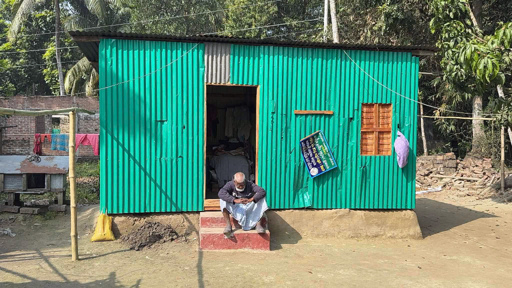 তারেক রহমানের উপহার পাওয়া অন্ধ গফুরের বাড়িতে হামলা ও লুটপাট