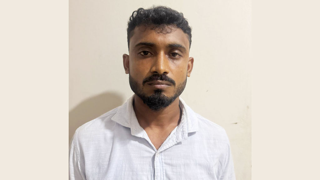 নুরাল পাগলার দরবারে হামলা চালিয়ে গরু লুট, যুবক গ্রেপ্তার