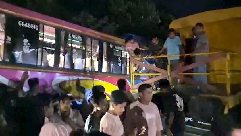 বিচ্ছিন্ন বগির ধাক্কায় বাস-অটোরিকশা-মাহেন্দ্র সংঘর্ষ, নিহত ২