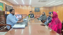 বাবার মুক্তির আকুতি নিয়ে প্রধানমন্ত্রীর গাড়ির সামনে দুই মেয়ে, ডাকলেন প্রশাসক
