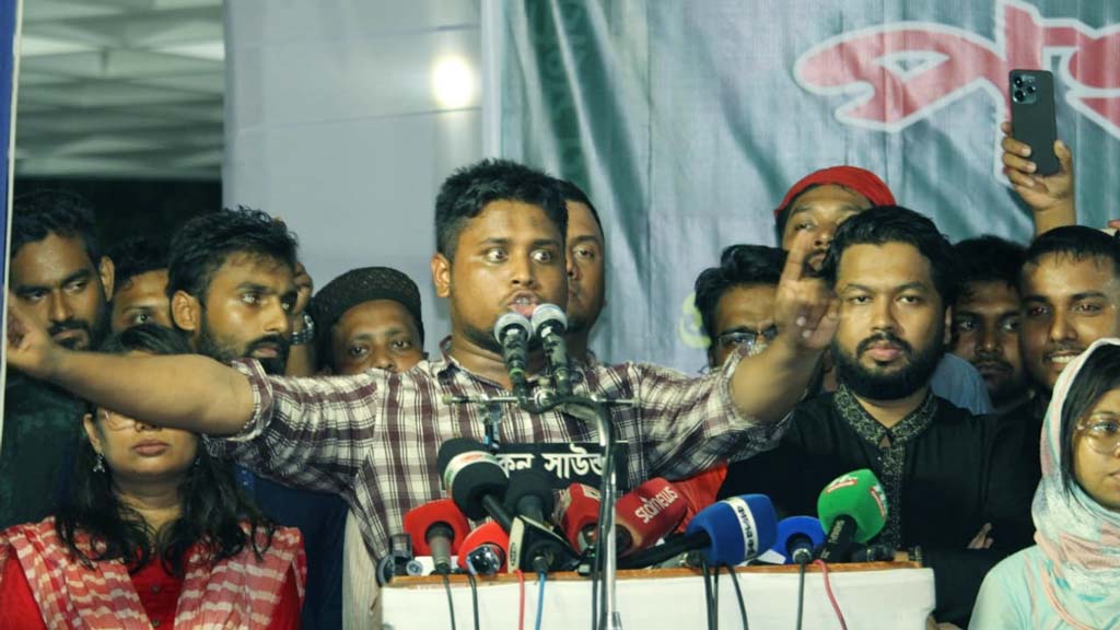 চিপায় পড়ে আমাদের সঙ্গে ভালো ব্যবহার করছেন, ডিসি-এসপিদের হাসনাত
