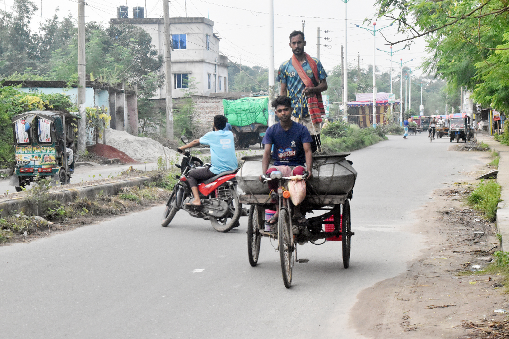 ভোরের আলো ফুটতেই শুরু হয়েছে জীবিকার লড়াই। রাজশাহী বিশ্ববিদ্যালয়ের পুকুর থেকে মাছ ধরে হাঁড়িতে ভরে ভ্যানযোগে বায়া বাজারের উদ্দেশে রওনা হয়েছেন জেলেরা। আজ শুক্রবার সকালে রাজশাহী দায়রা পার্ক এলাকা থেকে দৃশ্যটি ধারণ করা হয়েছে। ছবি: মিলন শেখ