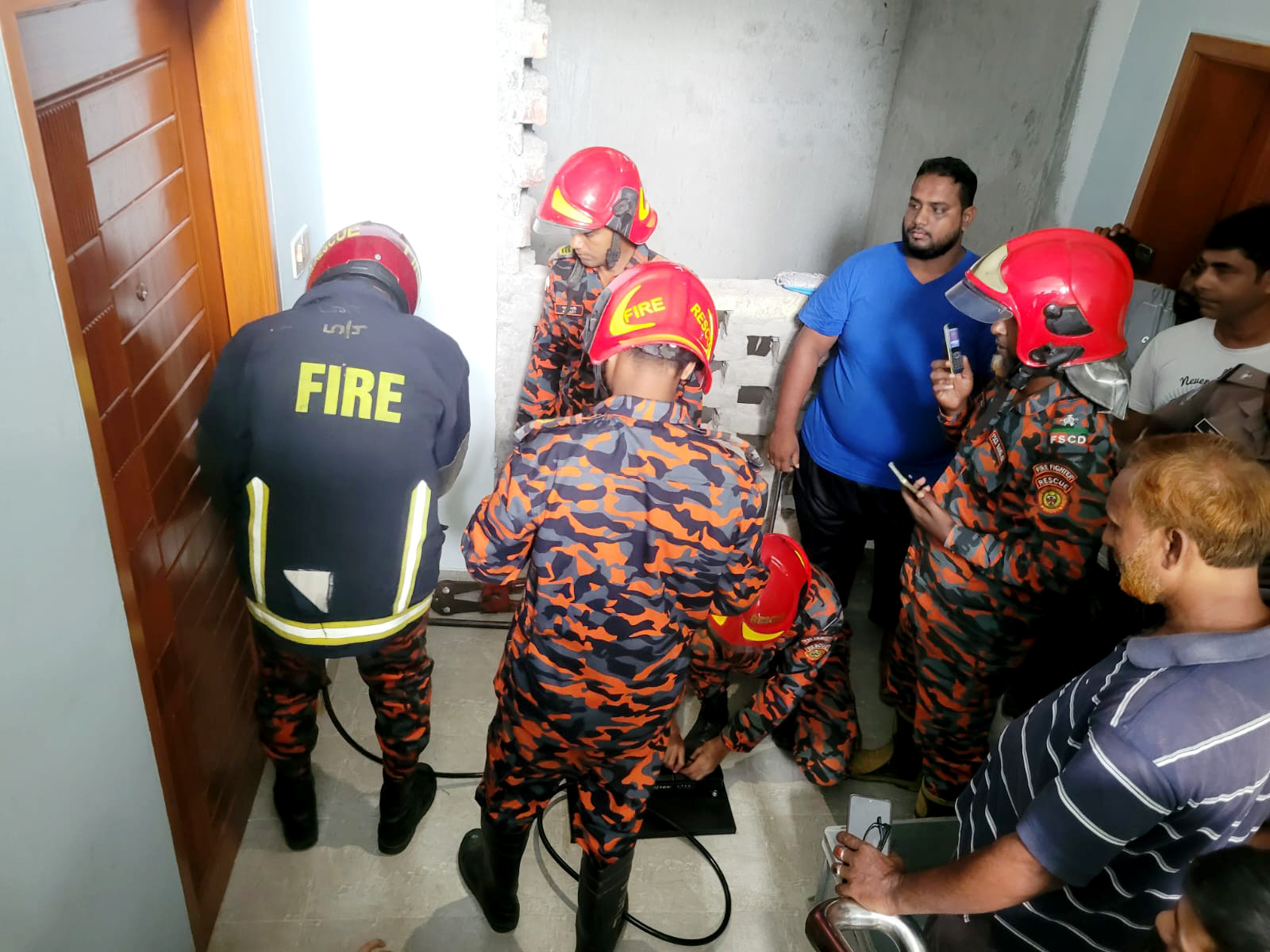 নারীসহ ফ্ল্যাটে পুলিশ কর্মকর্তা, ‘ষষ্ঠ স্ত্রী’র ফোন কলে দরজা ভাঙল পুলিশ-ফায়ার সার্ভিস