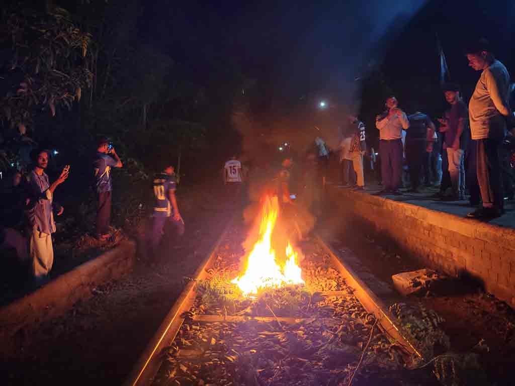 রাবি শিক্ষার্থীকে মারধরের পর স্টেশনে ভাঙচুর-আগুন, আরএনবির ৪ সদস্য বরখাস্ত