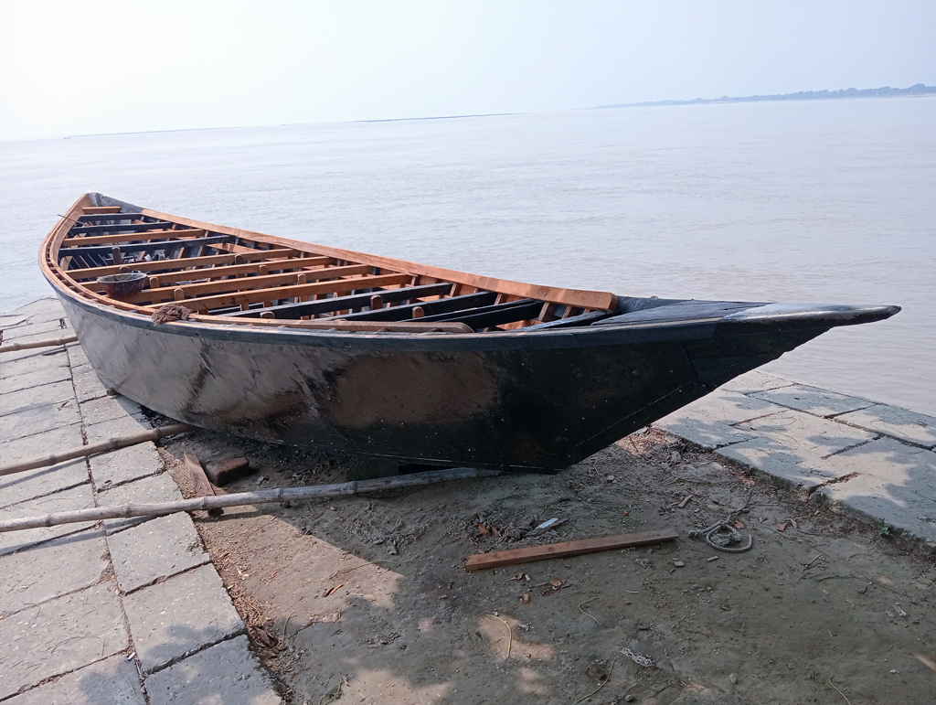 পদ্মা নদীর পানি কমতে থাকায় মাছ ধরার প্রস্তুতি হিসেবে পুরানো ডিঙ্গি নৌকা সংস্কার করে নতুন রূপ দিচ্ছেন মাঝিরা। রাজশাহী নগরীর কেশবপুর পয়েন্ট সংলগ্ন পদ্মা নদীর ধার থেকে ছবিটি তোলা। ছবি: মিলন শেখ