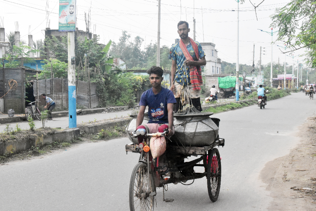 ভোরের আলো ফুটতেই শুরু হয়েছে জীবিকার লড়াই। রাজশাহী বিশ্ববিদ্যালয়ের পুকুর থেকে মাছ ধরে হাঁড়িতে ভরে ভ্যানযোগে বায়া বাজারের উদ্দেশে রওনা হয়েছেন জেলেরা। আজ শুক্রবার সকালে রাজশাহী দায়রা পার্ক এলাকা থেকে দৃশ্যটি ধারণ করা হয়েছে। ছবি: মিলন শেখ