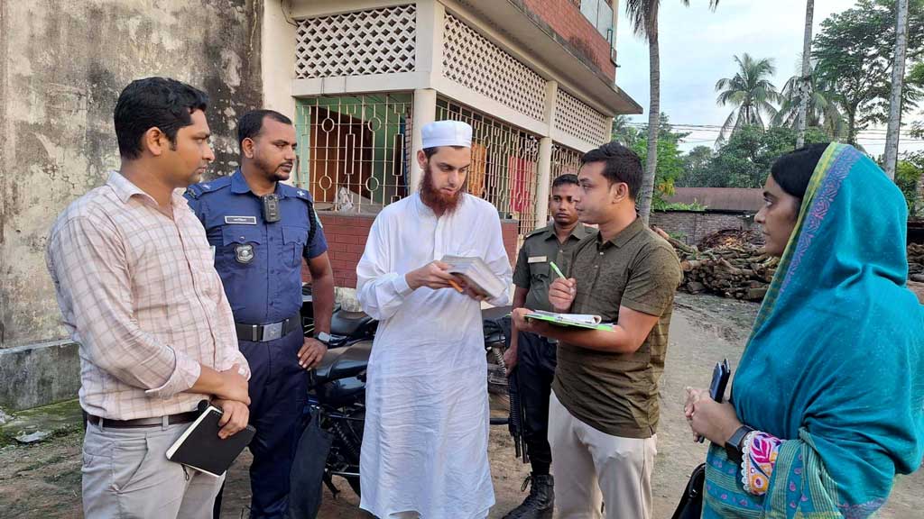 বাঘায় বেশি দামে সার বিক্রি, দুই ডিলারকে জরিমানা