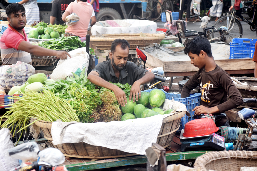 রাজশাহীর পবা উপজেলার পারিলা ইউনিয়নের খড়খড়ি বাজারে ভোরবেলা জমজমাট কাঁচা সবজির পাইকারি বাজার। মাঠ থেকে সদ্য তুলে আনা তাজা শাকসবজি কৃষকদের কাছ থেকে কিনে ভ্যানে সাজাচ্ছেন শহরের খুচরা বিক্রেতারা। সকালে এই বেচাকেনা শেষে সবজি ভর্তি ভ্যানগুলো ছড়িয়ে পড়বে রাজশাহী শহরের অলিগলিতে। ছবি: মিলন শেখ
