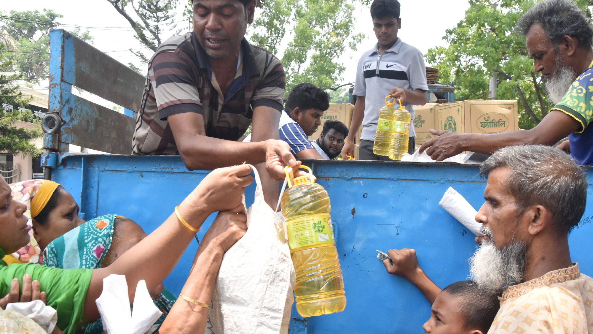 রাজশাহীতে টিসিবির ট্রাকের সামনে নিম্ন আয়ের মানুষের ভিড়