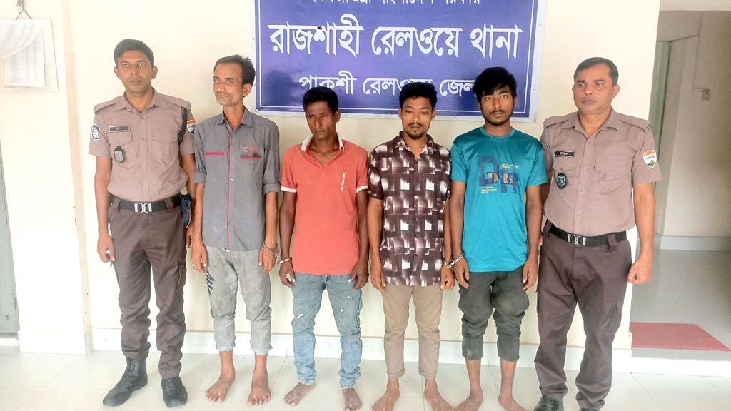 ট্রেনের ছাদ থেকে রেলওয়ে স্টেশনে পাথর নিক্ষেপ, গ্রেপ্তার ৪